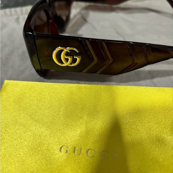 Women’s Gucci sunglasses - Picture 5 of 6